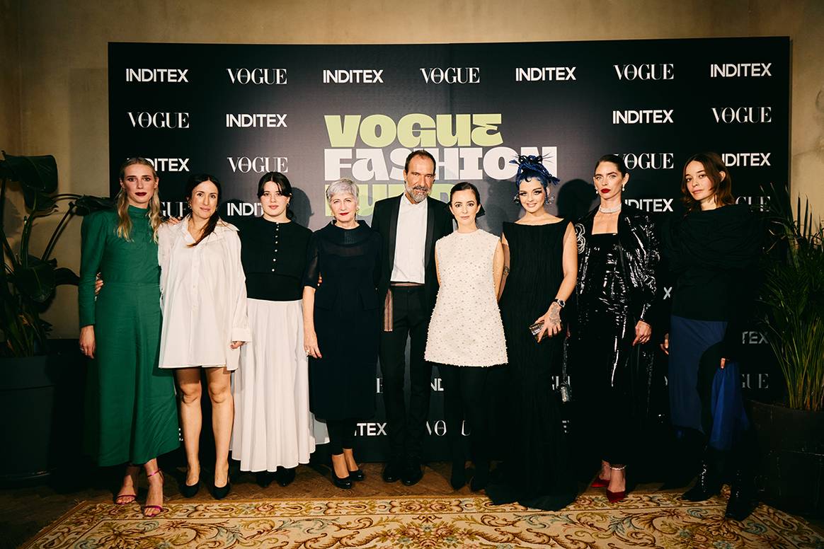 Foto de grupo de los miembros del jurado de esta edición, formado por Lulú Figueroa, Sara Hernando, Helena Contreras, Pepa Bueno, Eloy Martinez de la Pera, Inés Lorenzo,Sita Abellán, Minerva Portillo y Paula Cánovas del Vas.