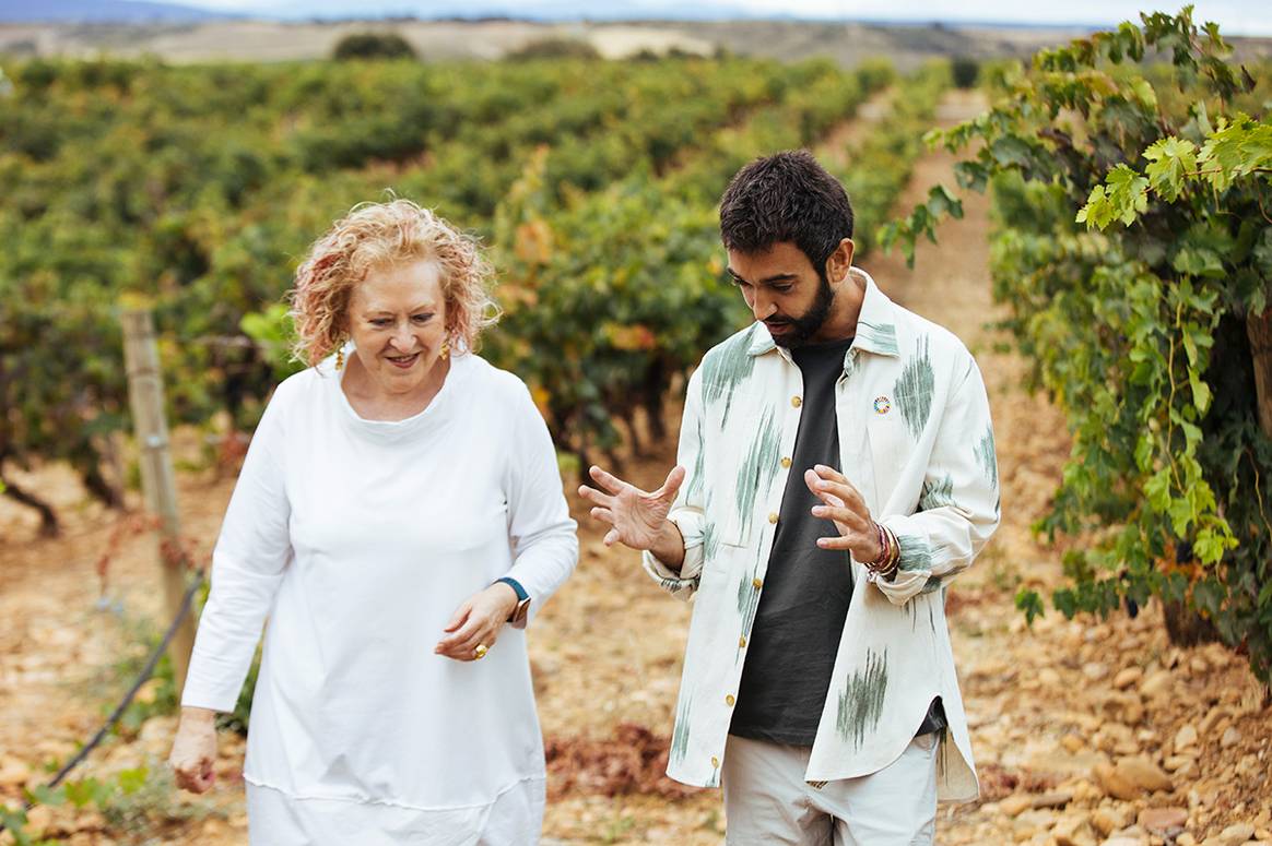 Photo Credits: El diseñador Pablo Erroz junto a la enóloga Elena Adella. Harvest Fashion Week, fotografía de cortesía.