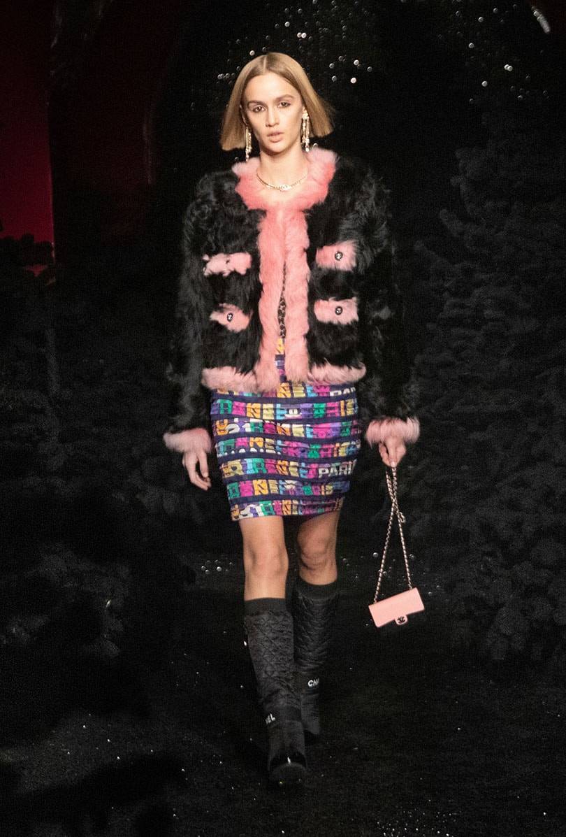 Chanel rinde homenaje a Stella Tennant con un desfile “chic” en el icónico Castel de París