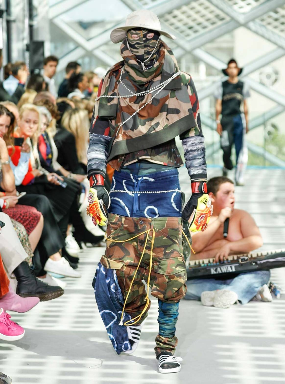 AFW: Duran Lantink maakt al ravend een statement tegen overconsumentisme