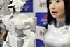 Una modelo robot en la Tokio Fashion Week