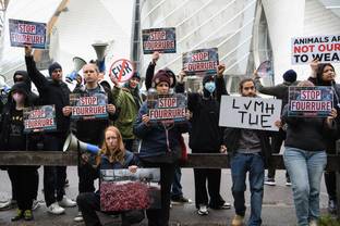 Des militants écologistes recouvrent de peinture la Fondation Louis Vuitton