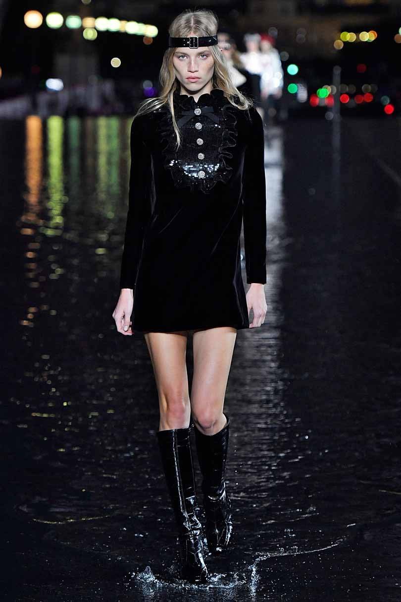 Au pied de la tour Eiffel, les mannequins marchent sur l'eau chez Saint Laurent