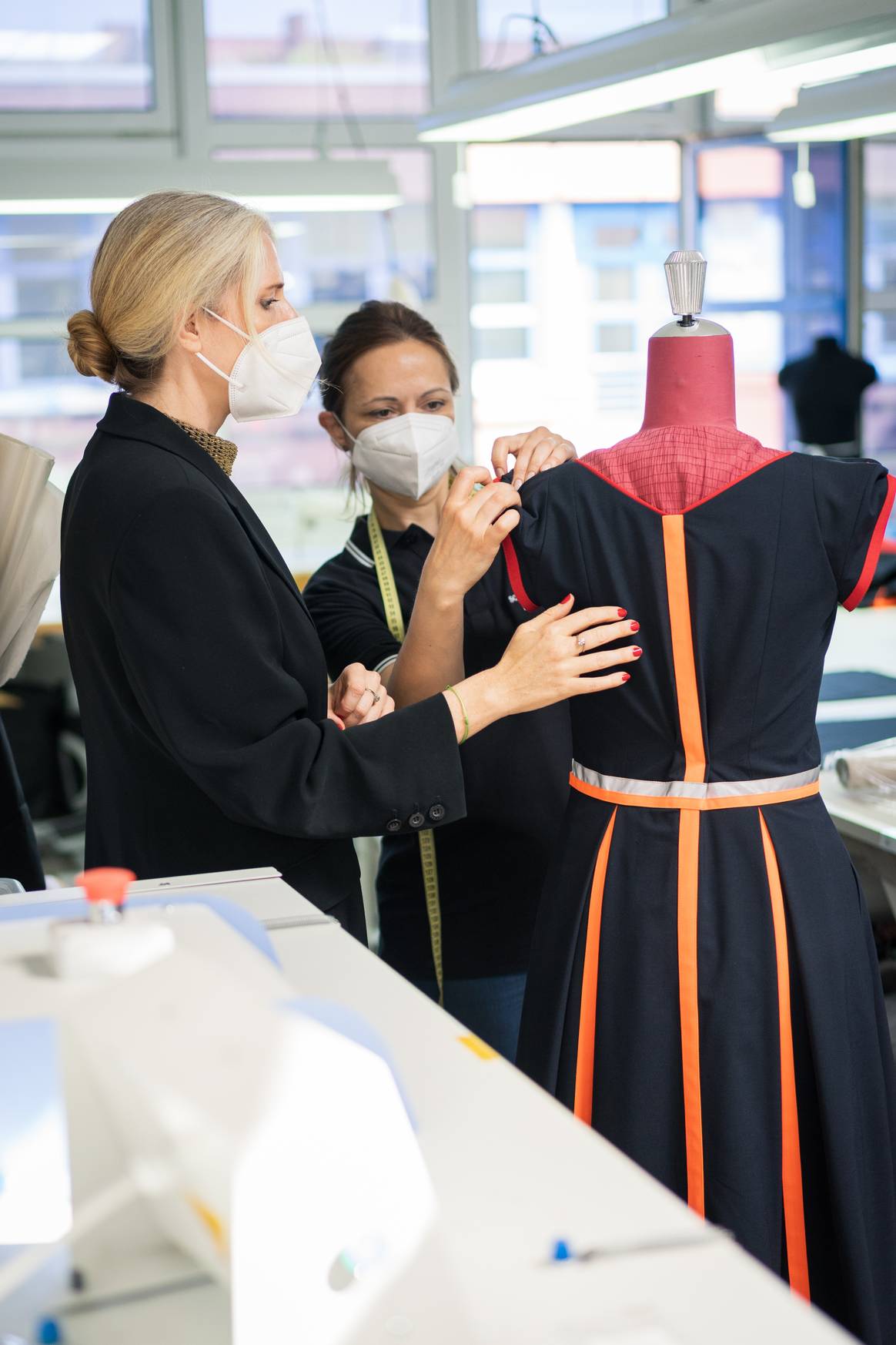 Designerin Daniela Felder, Co-Founderin von Felder Felder, bei Anproben/Anfertigungen für das DB Unikat bei Ihrer Berliner Produktion Atelier Laouva. Foto: Steffen Koch