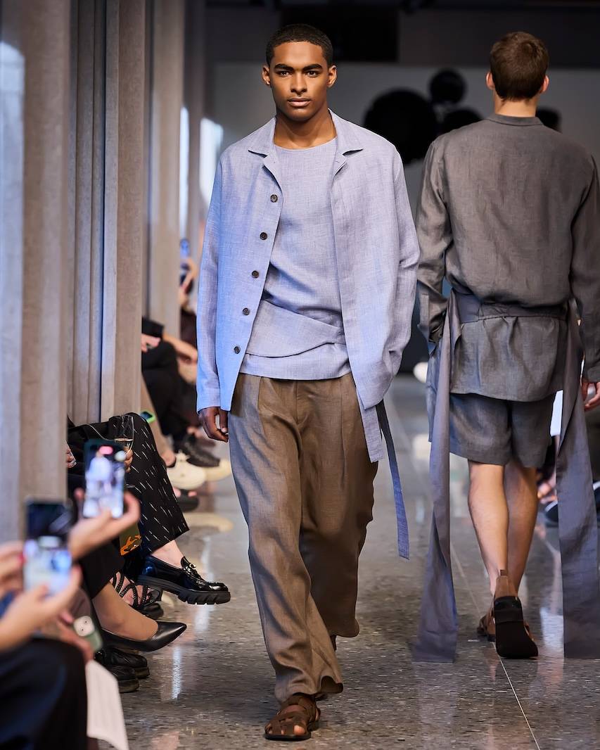 Look com azul céu e marrom