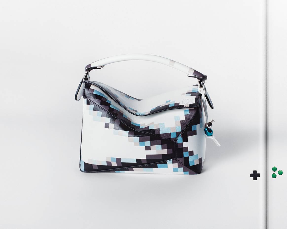 Modelo de la colección cápsula de aniversario “Puzzle 10” de Loewe por los 10 años del lanzamiento del bolso Puzzle.