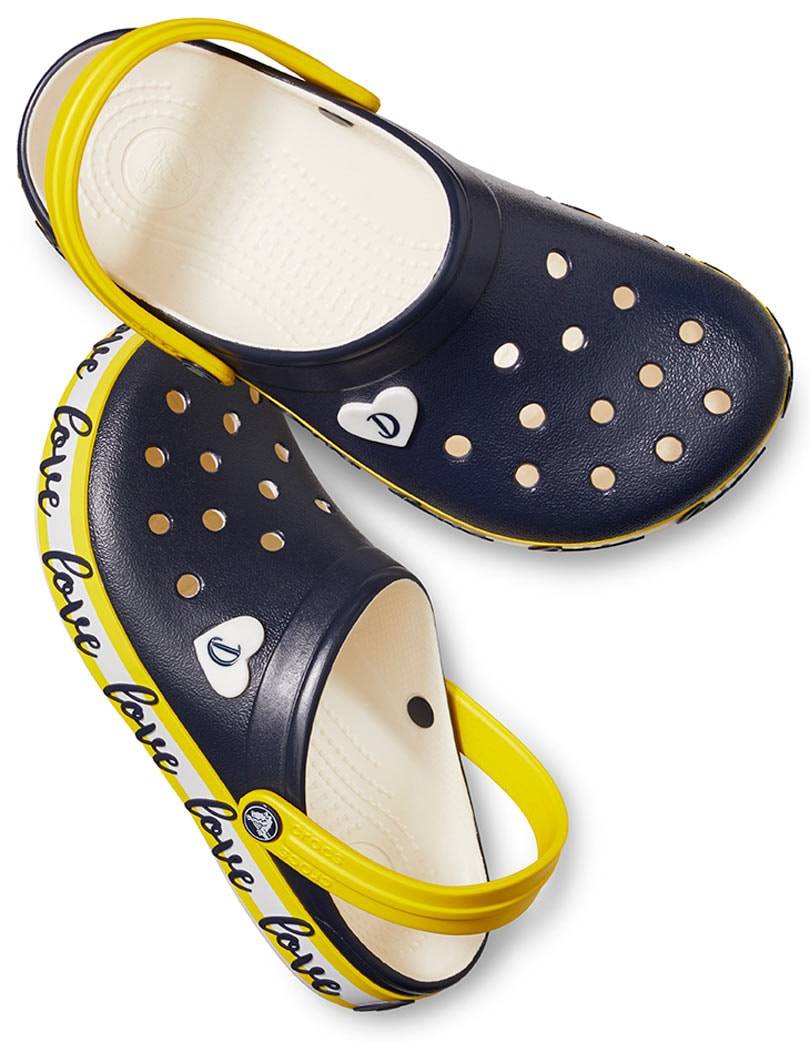 In beeld: de eerste celebrity-samenwerking van Crocs met Drew Barrymore