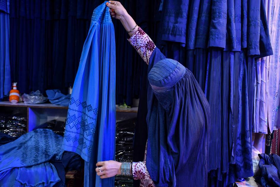 New generation of Afghan women shift from burqa