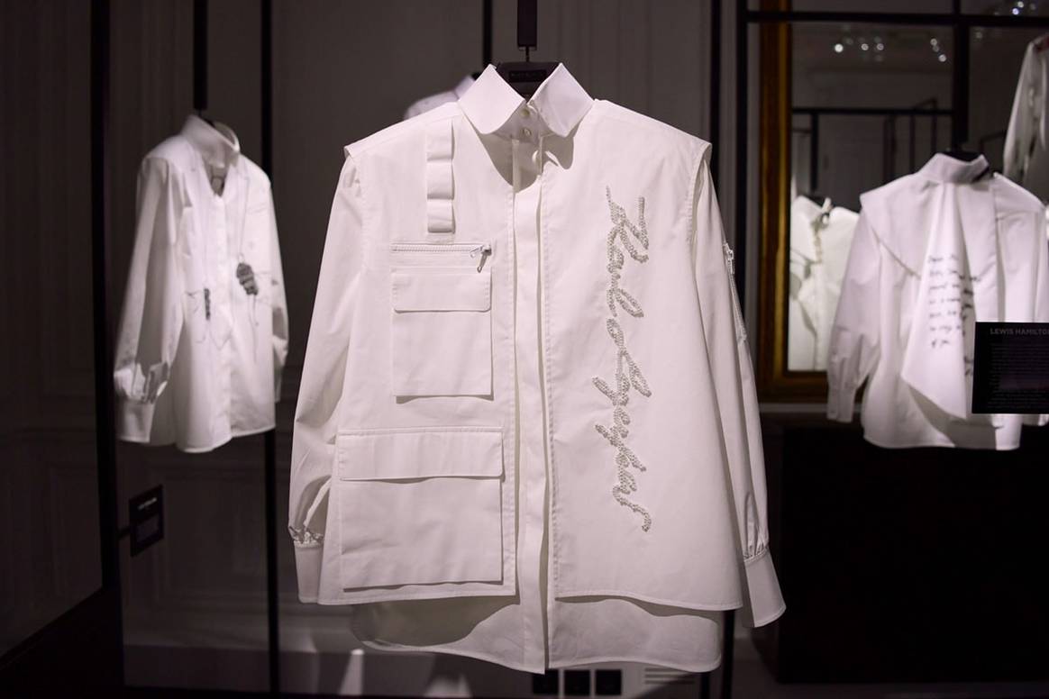 El último tributo a Karl Lagerfeld: una exposición y una colección exclusiva de camisas blancas