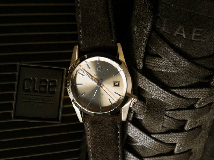 Collaboration entre les baskets Clae et les montres March La.B