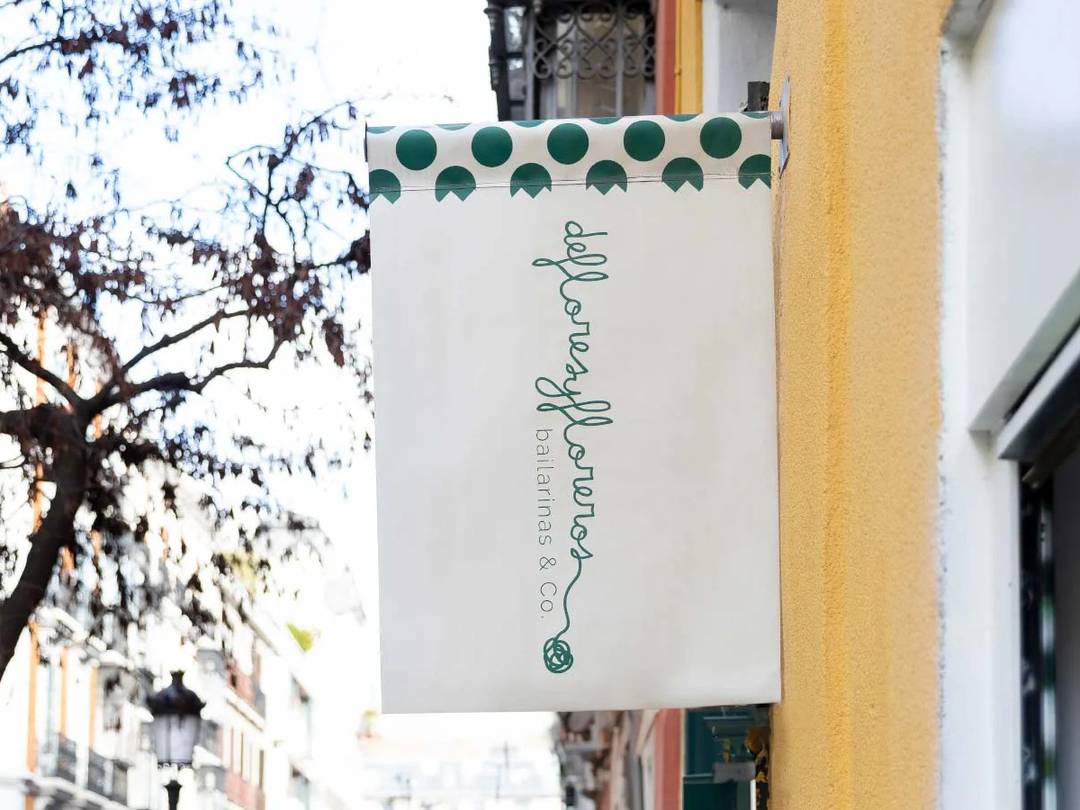 Exterior de una tienda de De flores y floreros.