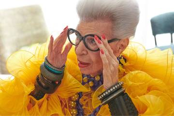 Muere la icónica diseñadora estadounidense Iris Apfel a los 102 años