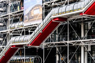 Museu Pompidou, em Paris, vai adicionar roupas de estilistas famosos à coleção