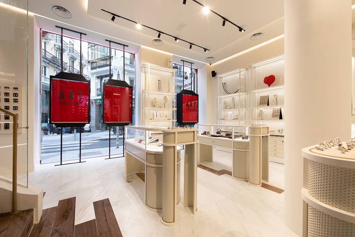 UNOde50 abre su primera flagship en Madrid aunando joyería de autor, tienda y galería de arte