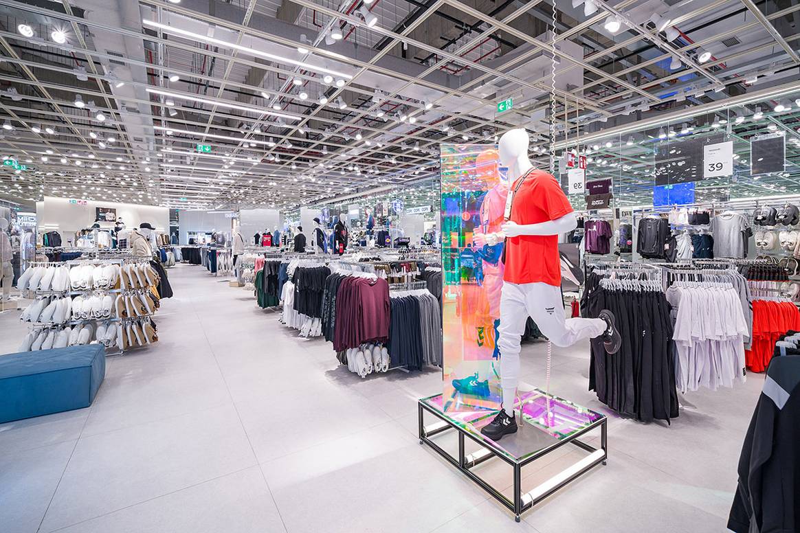 Interior de la nueva tienda Lefties Digital Store Rumanía, en el centro comercial Promenada Mall de Craiova (Rumanía).