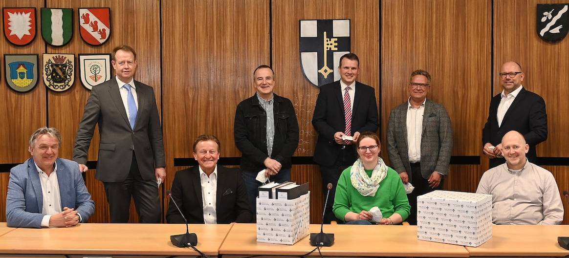 Stehend von links: Michael Kalthoff (RAG MI), Torsten Müller (Levi‘s), Bürgermeister Tobias Stockhoff, Technischer Beigeordneter Holger Lohse (Stadt Dorsten) und Markus Funk (WINDOR) sowie (sitzend von links): Edwin Meijerink (Delta), Christoph Happe (RAG MI), Nicole Kruse (Stadt Dorsten) und Graham Truter (Levi’s). (Foto: Stadt Dorsten/Guido Bludau)