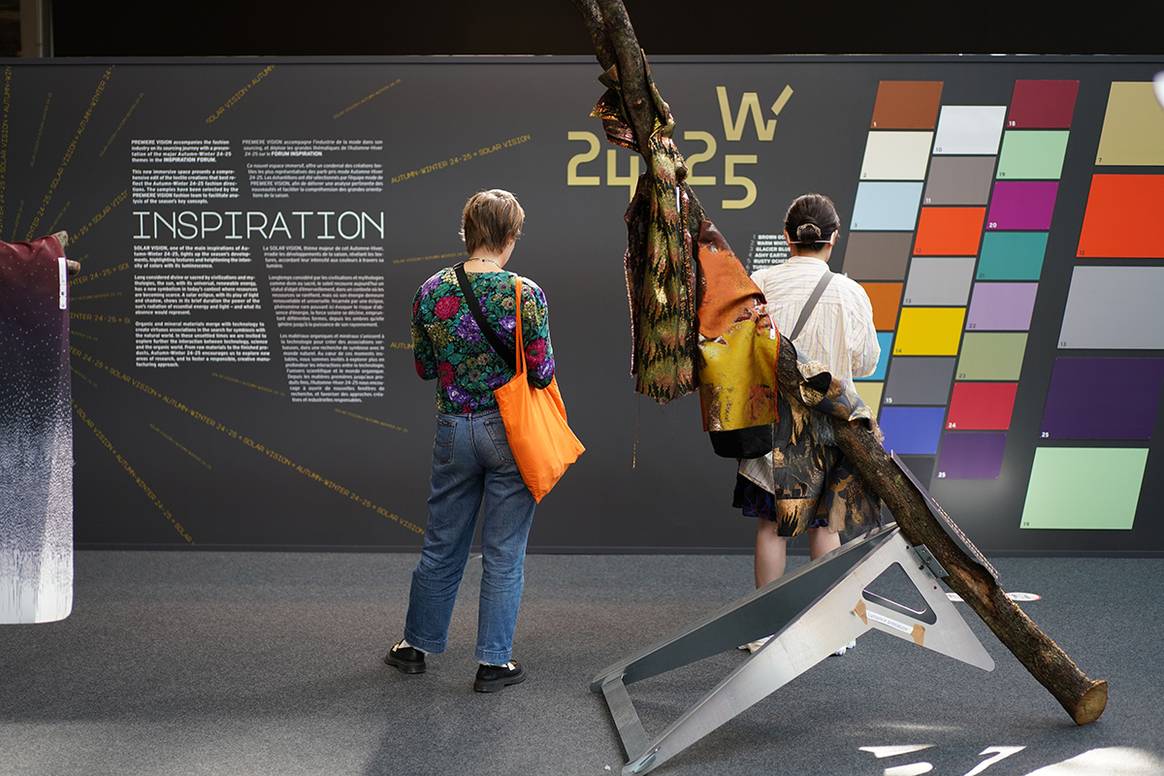 Créditos: Interior del salón internacional Première Vision París durante su edición de julio de 2023, para la presentación de las novedades y tendencias para la temporada Otoño/Invierno 2024/2025. Fotografía de cortesía.