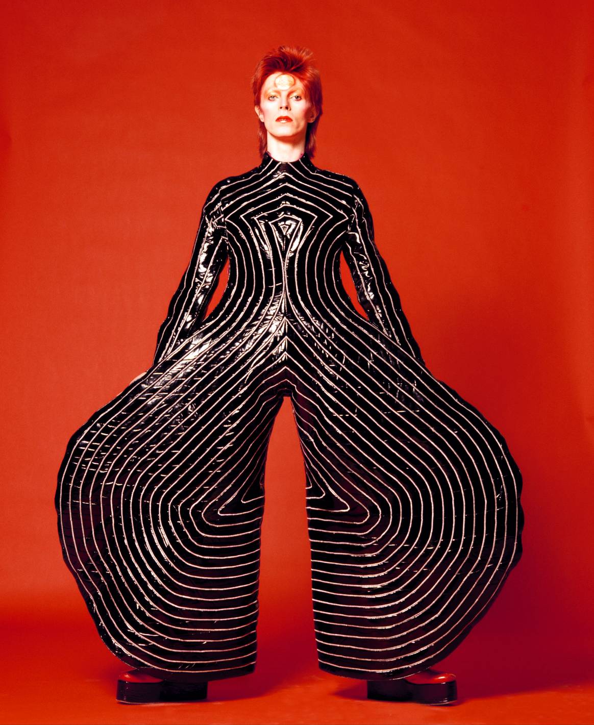 Gestreepte bodysuit voor Aladdin Sane tournee, in 1973 ontworpen door Kansai Yamamoto. Foto door Masayoshi Sukita © Sukita The David Bowie Archive 2012. Beeld via: V&A