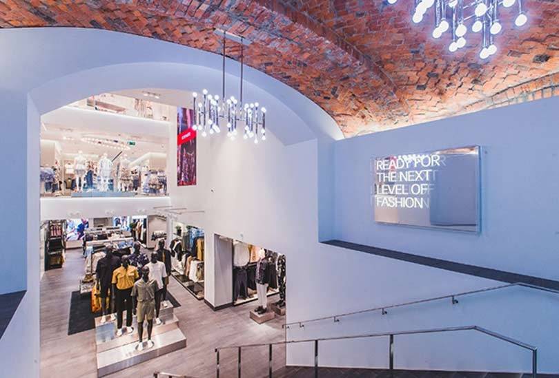Во Владивостоке открылся первый H&M: покупатели выстроились в очередь в 5 утра