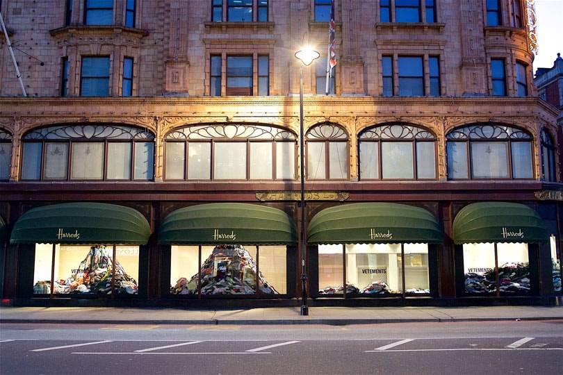 In Bildern: Vetements-Schaufenster bei Harrods