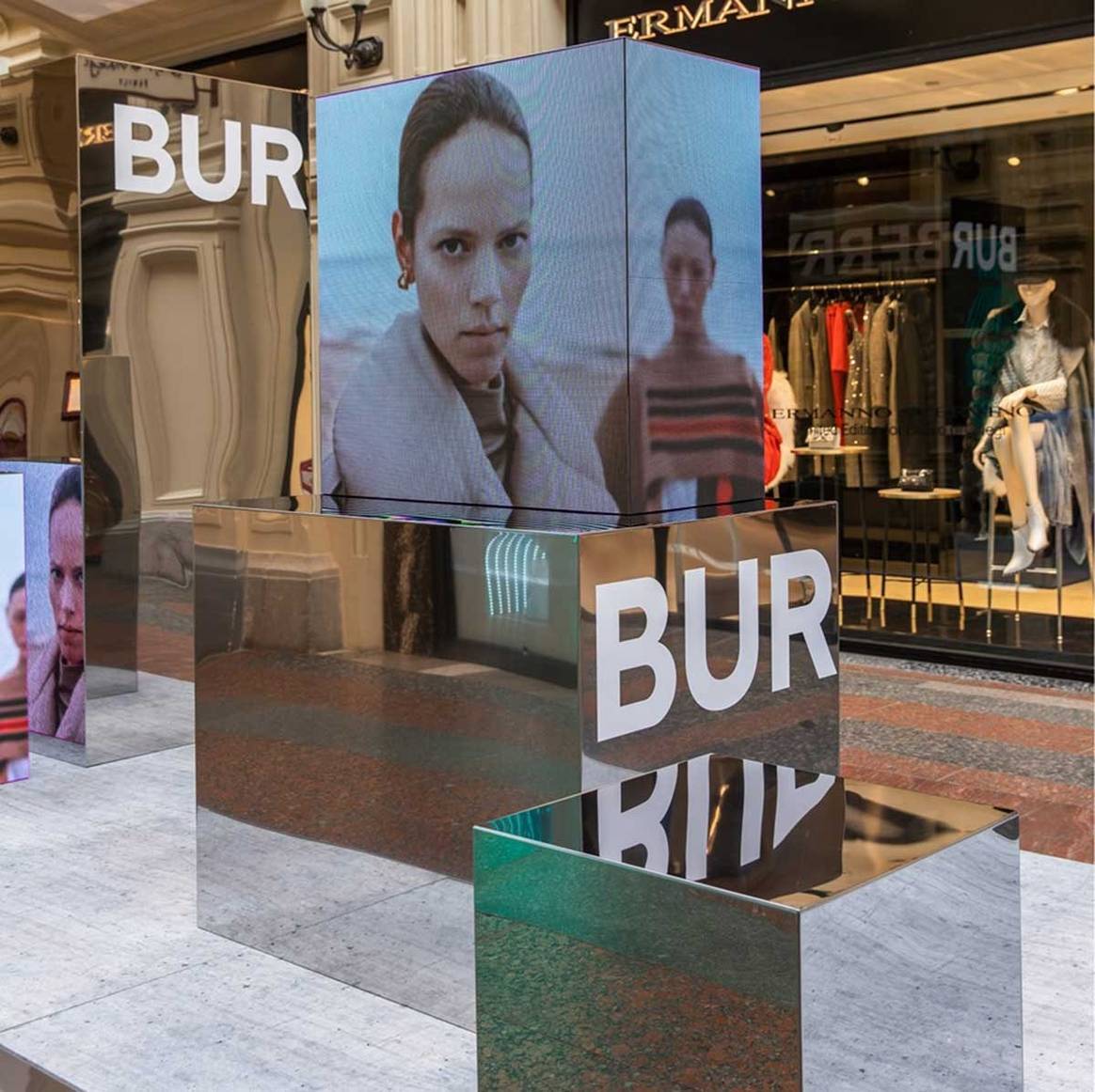 Цифровая выставка Burberry проходит в ГУМе - фото