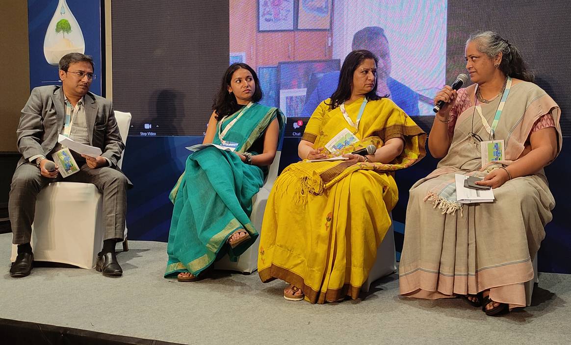 Bild: Moderator Somatish Banerjee (links) mit Mansi Kabra, Leena Dandekar, Nalini Shekar (von links nach rechts). Die Rednerinnen kleideten sich bewusst in handgewebte Saris, weil sie nachhaltig sind. Bild: Sumit Suryawanshi für FashionUnited