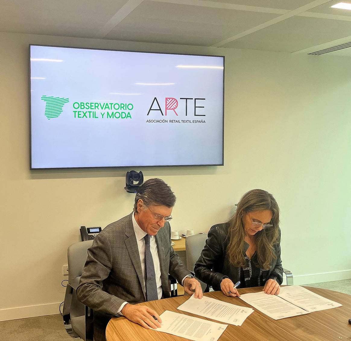 Firma del acuerdo de colaboración entre Arte y el Observatorio Textil y Moda.