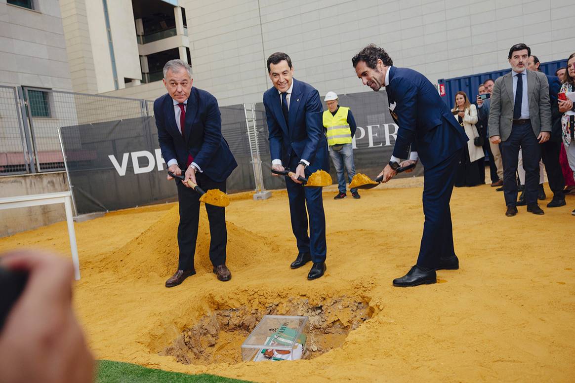 Ceremonia de colocación de la primera piedra de la nueva sede central de Scalpers en Sevilla.