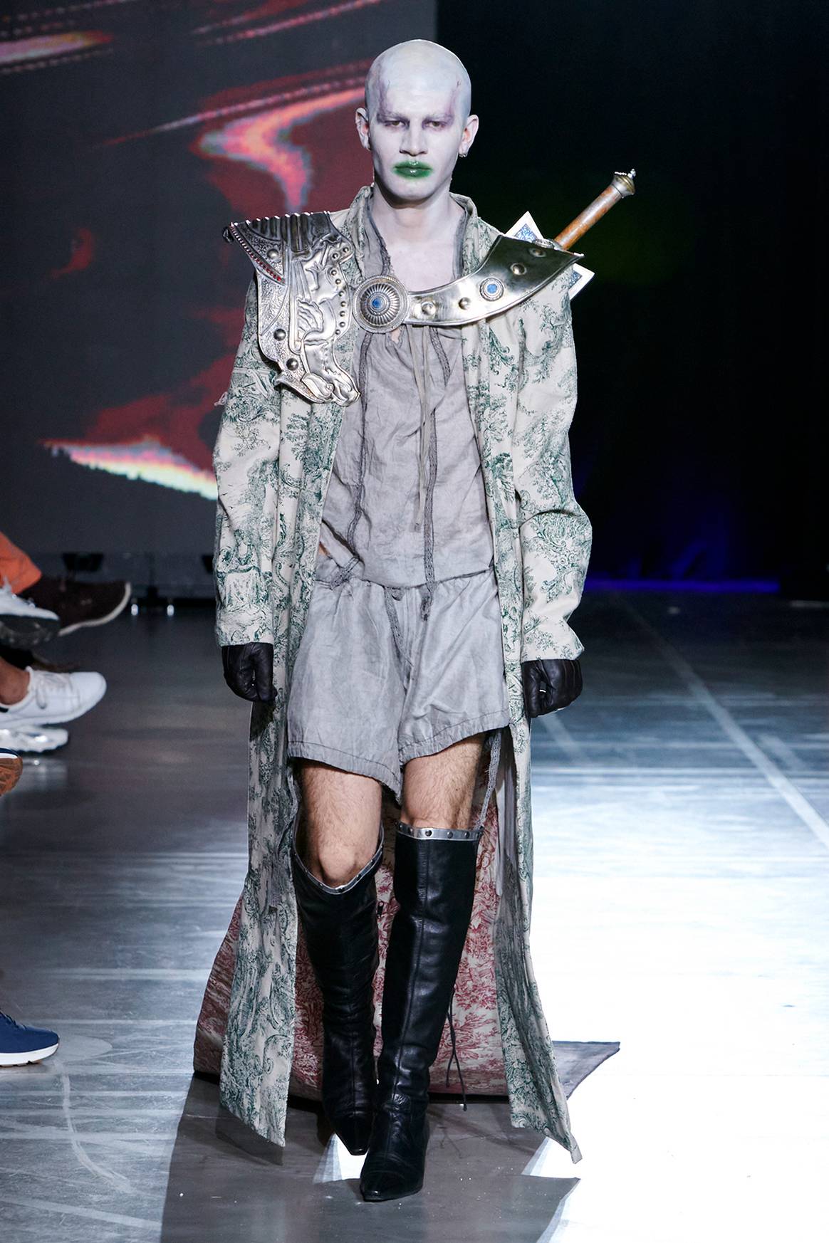 Créditos: Diseño de Alejandro Ferri para su colección “Cuando de noche me abrazas”. Fashion Show 2023 del IED Madrid, fotografía de cortesía, por Pablo Paniagua.