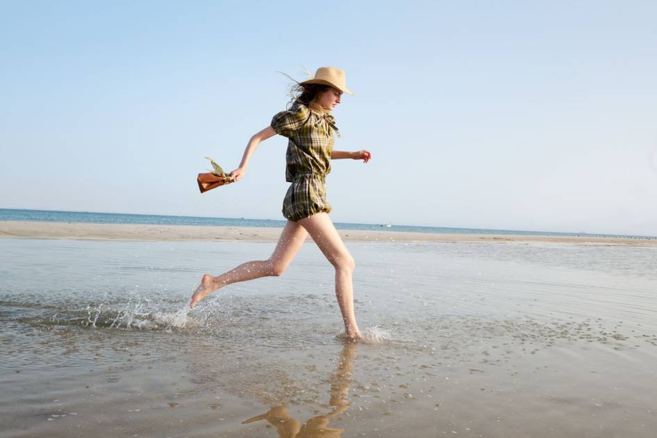 Longchamp-SS26-Catch-the-Parisian-Wave-Campaign