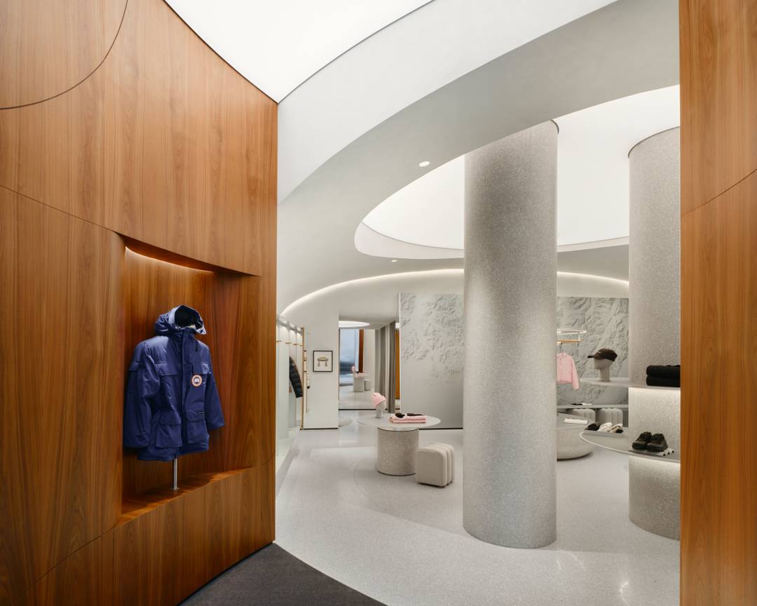 La boutique di Milano offre l’intera collezione del marchio che include outerwear, abbigliamento,  calzature, e accessori