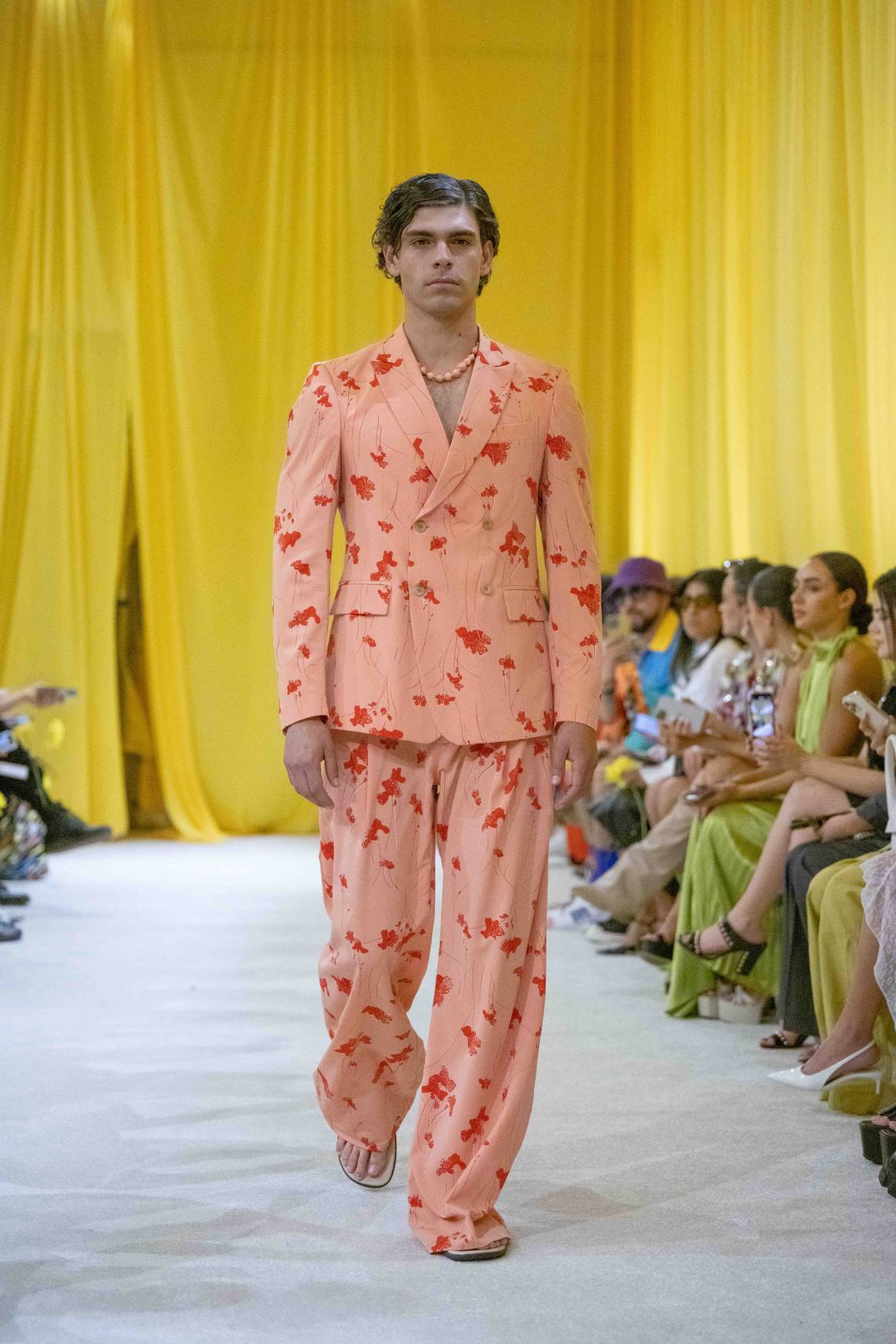 Colores alegres y estampados visten las propuestas masculinas