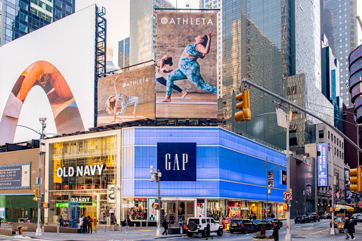 Buiten de Gap en Old Navy flagship stores op Times Square (VS)