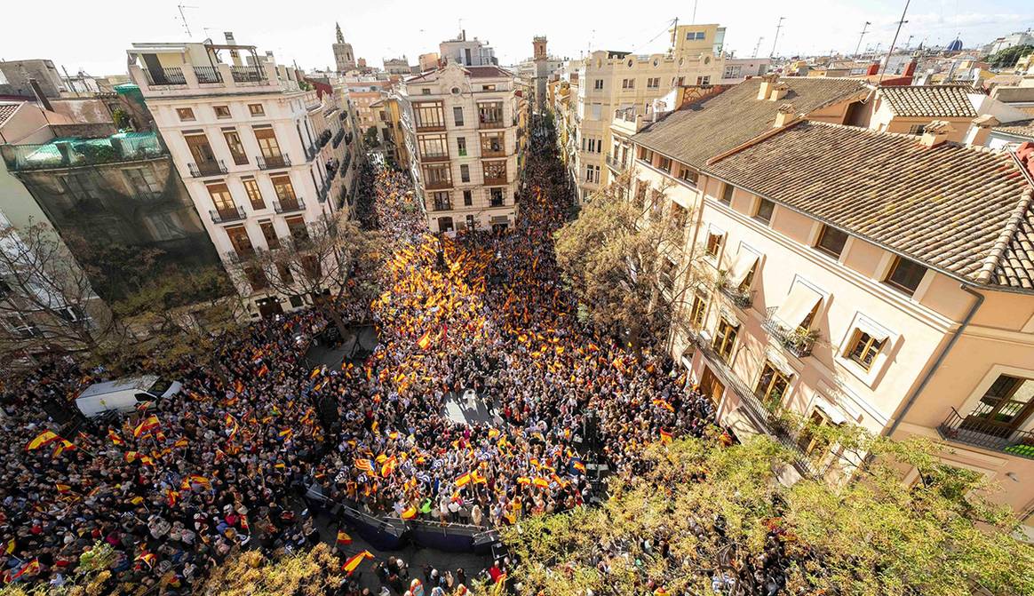 Las inmediaciones de la sede del PSOE en Valencia durante la manifestación del 12 de noviembre de 2023.