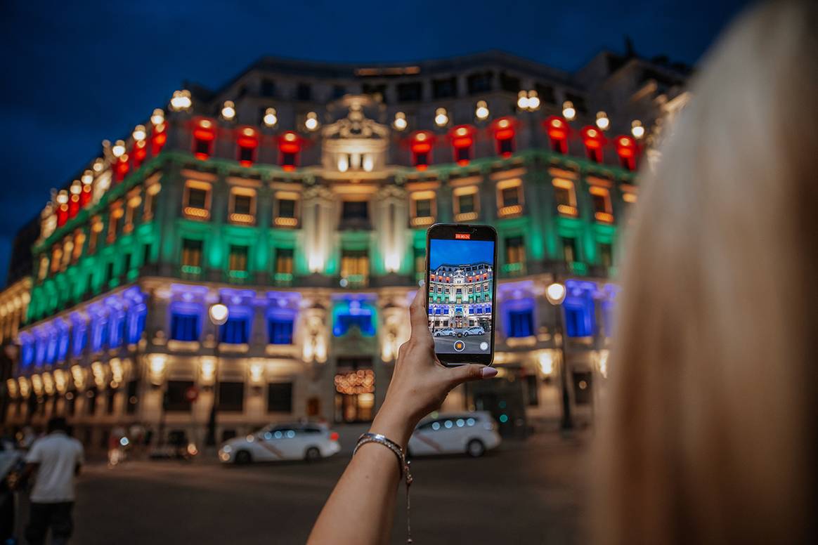 Photo Credits: Centro Canalejas iluminado con los colores de la bandera de la comunidad LGTBIQA+ con motivo de la fiesta del Orgullo de 2022. Fotografía de cortesía.