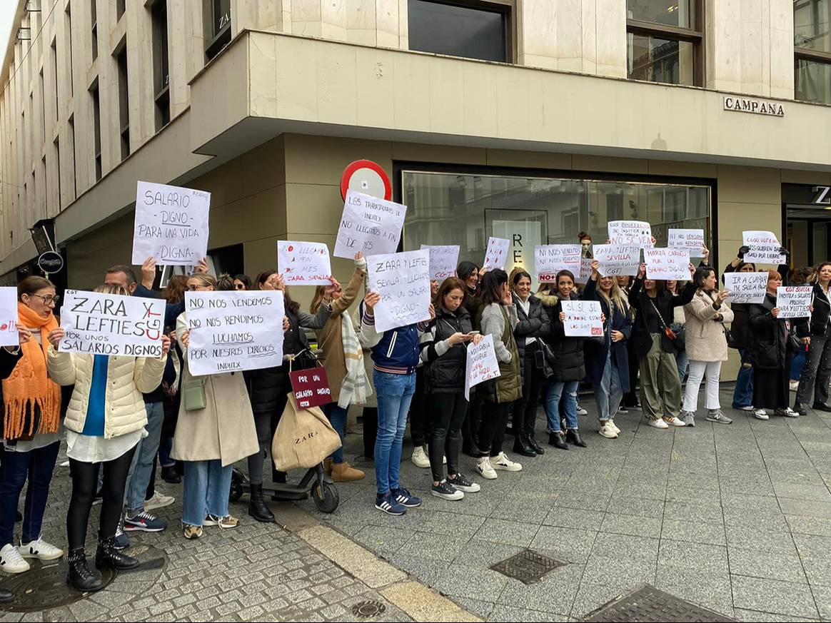 Photo Credits: Concentración frente a una tienda de Zara en Sevilla con motivo de la huelga nacional del 7 de enero de 2023. Macarena Amores, vía página oficial de Facebook de la CGT.