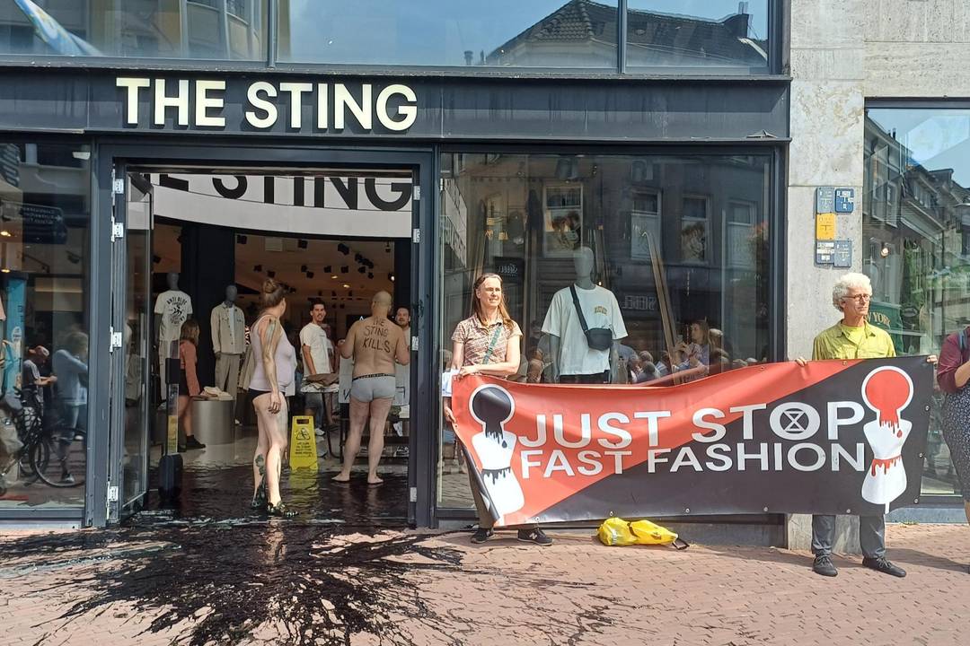 Extinction Rebellion bij de winkel in Arnhem.