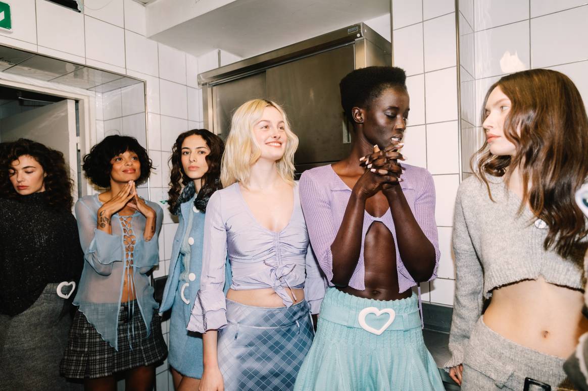 Backstage bij MaisonCléo's FW23 Paris Fashion Week show.
Beeld: Thomas Aulagner