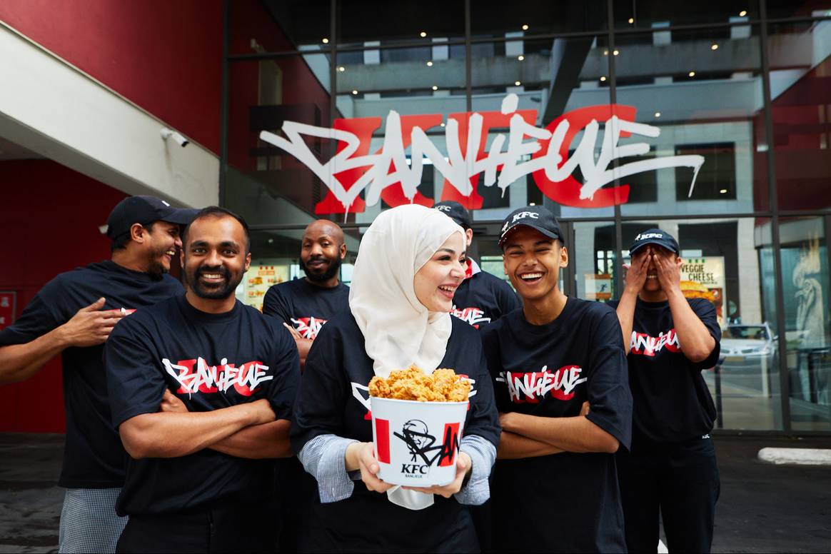 Mitarbeitende einer KFC-Filiale tragen die 'Clan de Banlieue x KFC'-Kollaboration