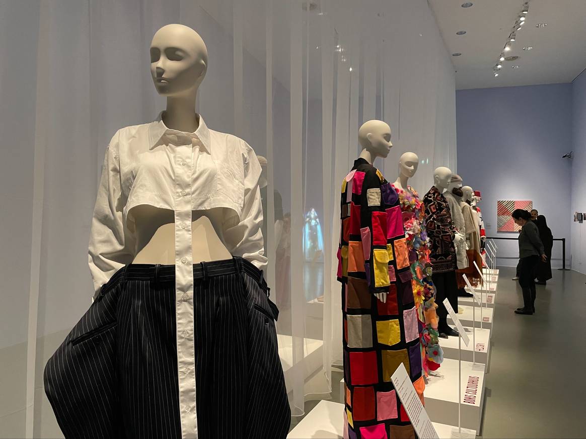 Een van de zalen van 'Moda - Moroccan Fashion Statements'.
