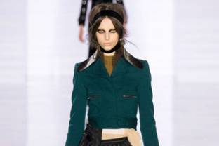 Moda en París: Galliano imprimió su teatralidad al universo Margiela