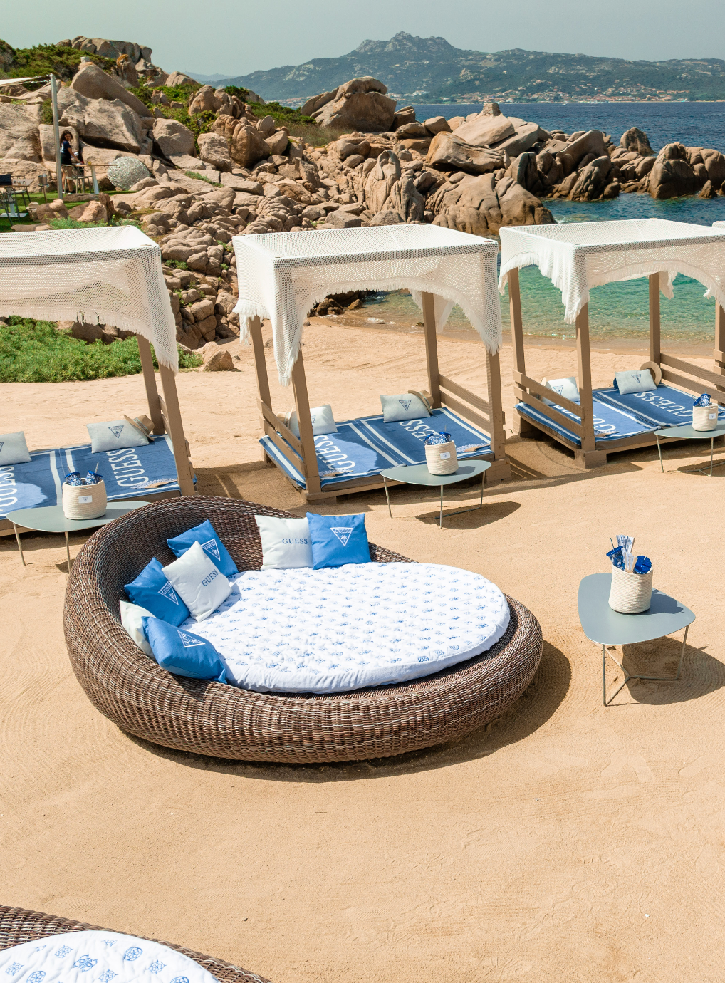 Le Beach Club Phi Beach en Sardaigne, conçu par Guess