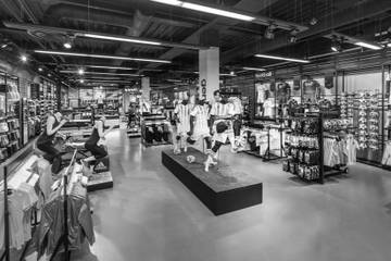 Adidas потерял 100 млн евро от приостановки бизнеса в России 