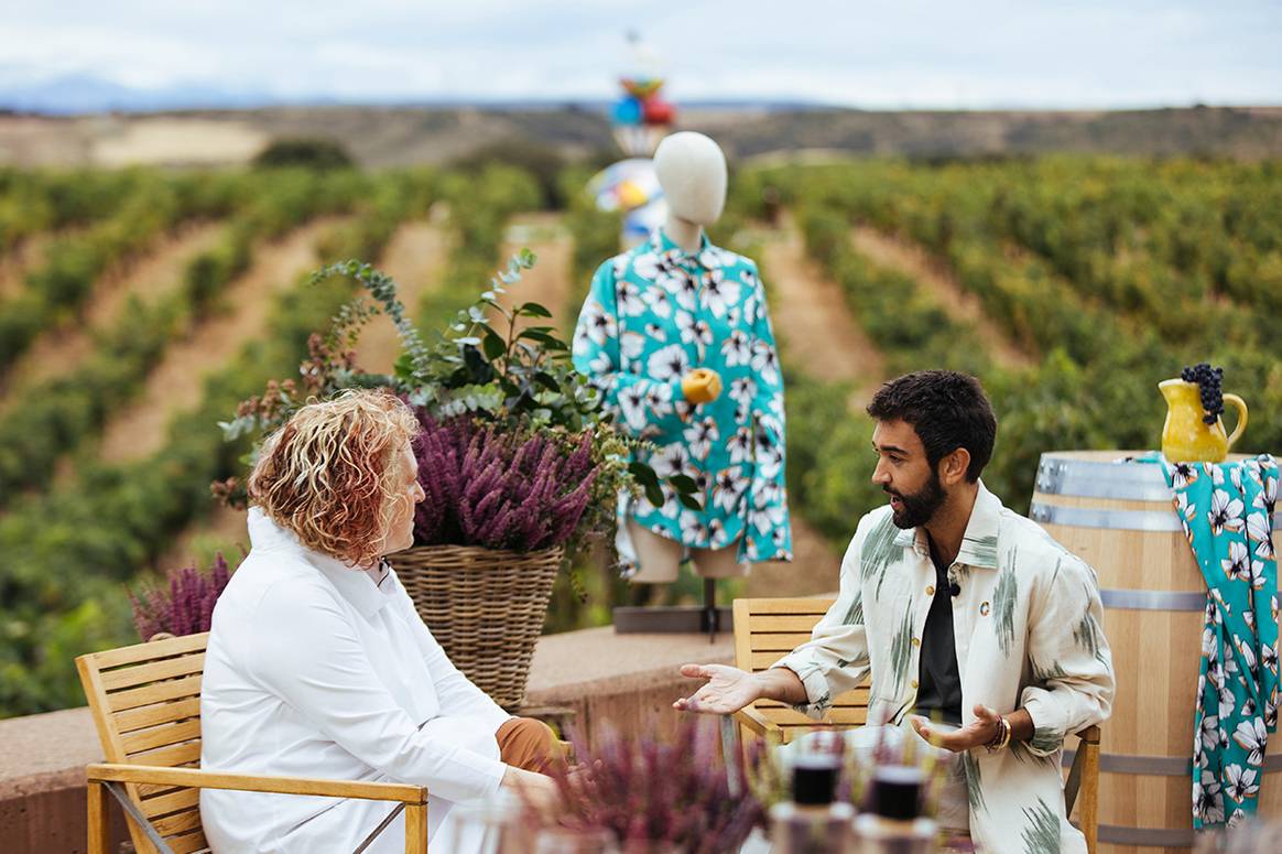 Photo Credits: El diseñador Pablo Erroz junto a la enóloga Elena Adella. Harvest Fashion Week, fotografía de cortesía.