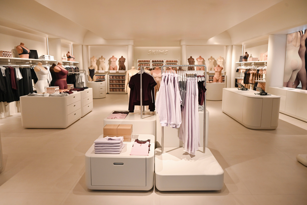 Además de la ropa interior, coloca al centro su más reciente colección de loungewear.