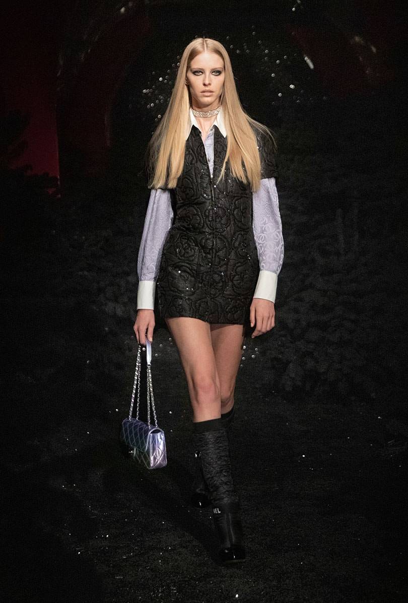Chanel rinde homenaje a Stella Tennant con un desfile “chic” en el icónico Castel de París