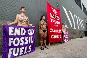 Desnudos y cabras desplumadas: Un mes de protestas contra la moda