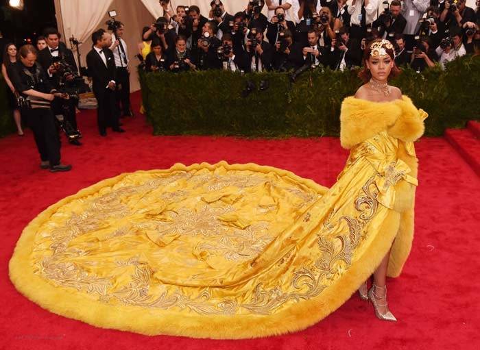 Rihanna in Guo Pei at Met Gala 2015.