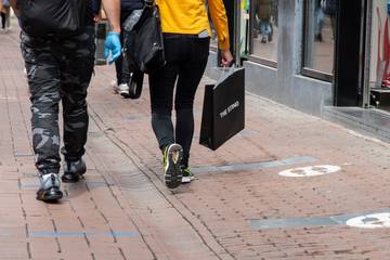 Herstel: Consumentenuitgaven aan kleding en sieraden schieten omhoog in maart