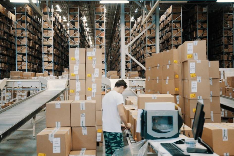 Omnichannel logistics warehouse and inventory management